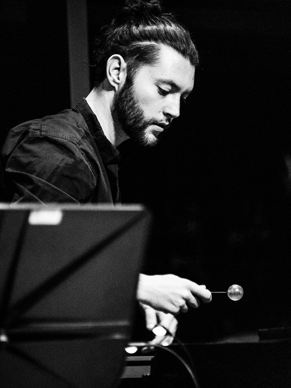 Alexander Ludwig Bauer Aus Bayern. Lebt und arbeitet als Komponist und Tasteninstrumentspieler in Salzburg.