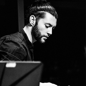 Alexander Ludwig Bauer Aus Bayern. Lebt und arbeitet als Komponist und Tasteninstrumentspieler in Salzburg.