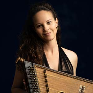 FRANZISKA FLEISCHANDERL Salteriospielerin & Forscherin